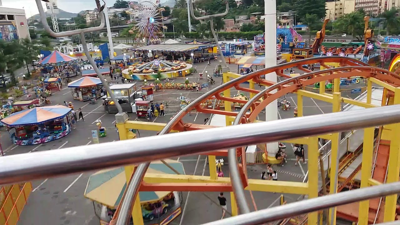 Diversão no parque PlayCity na montanha russa Galáxia Looping
