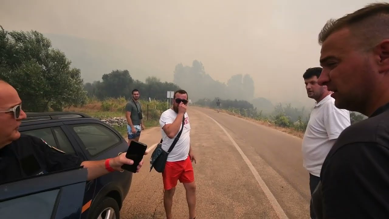 Vatrogasci, kanaderi i mještani gase požar u Gornjim Banovcima