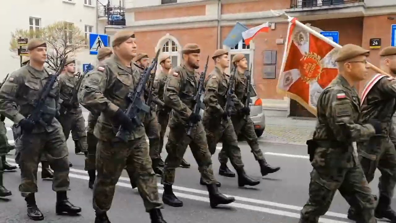 Przemarsz pododdziałów na plac Sejmu Śląskiego