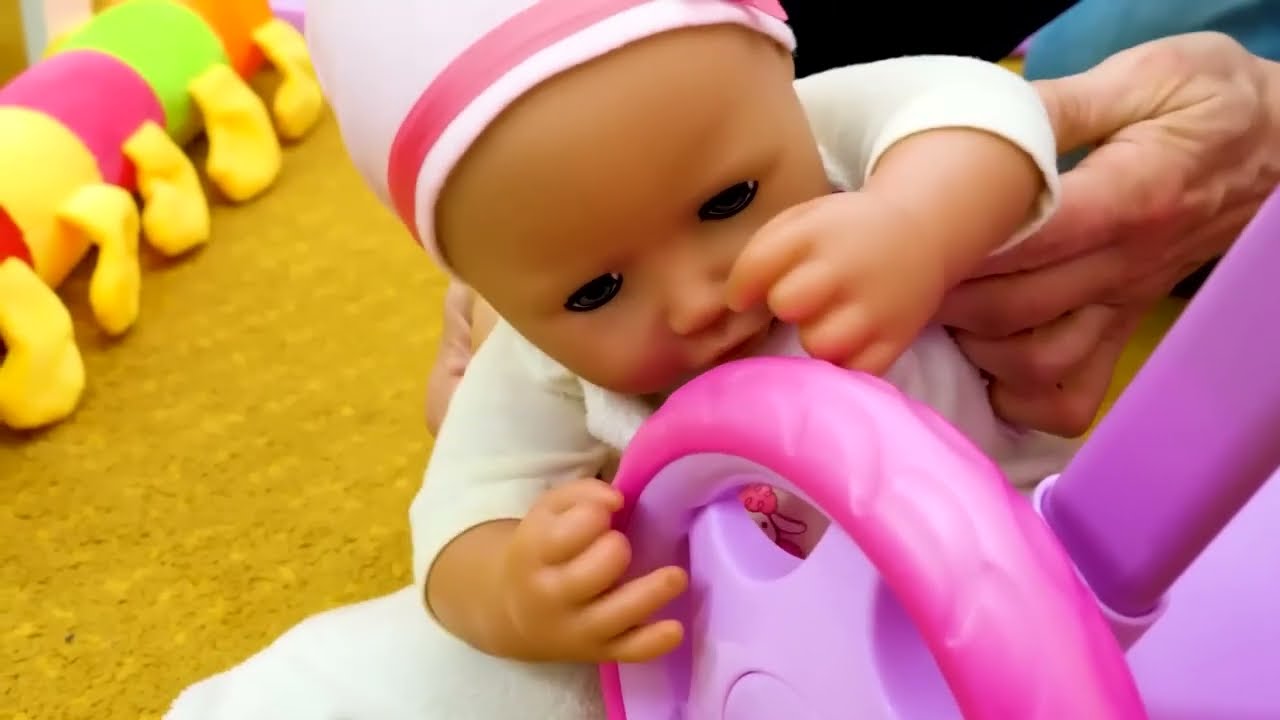 Les poussettes, les chaises et les manèges pour Bébé Annabelle : Unboxing et aventures !