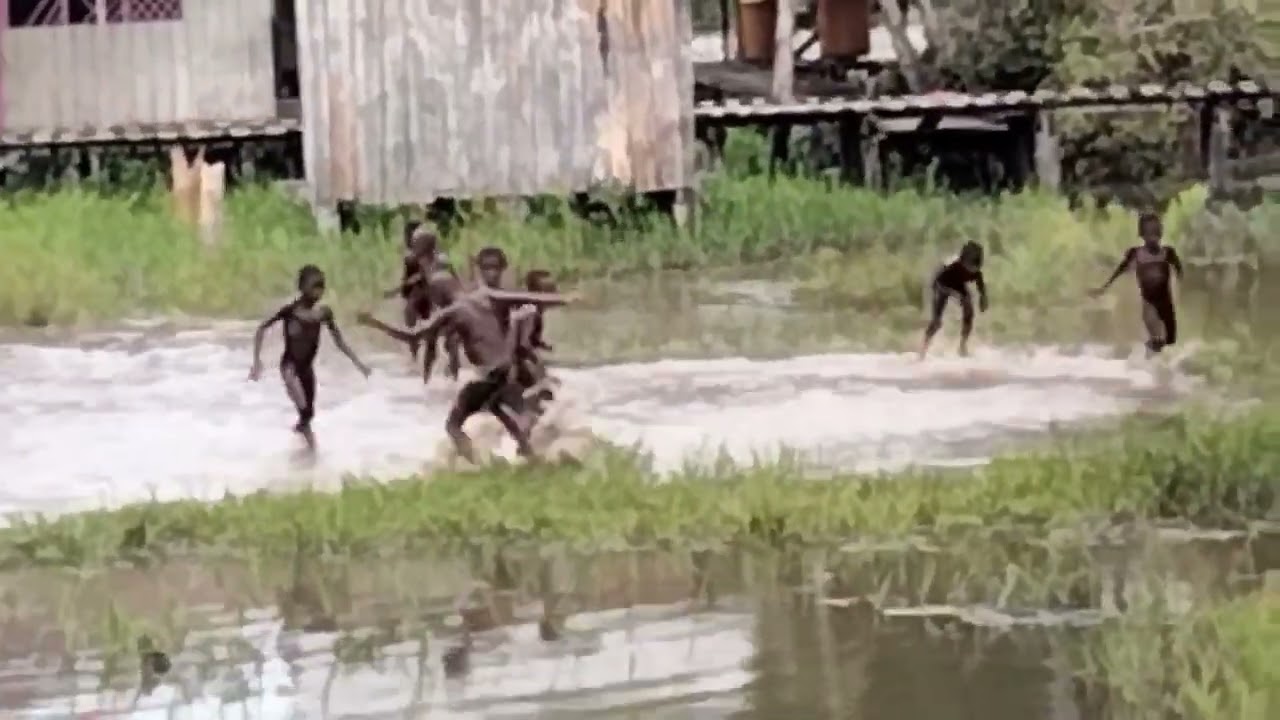 Anak-anak Lumpur Tepi Sungai Neneramat.