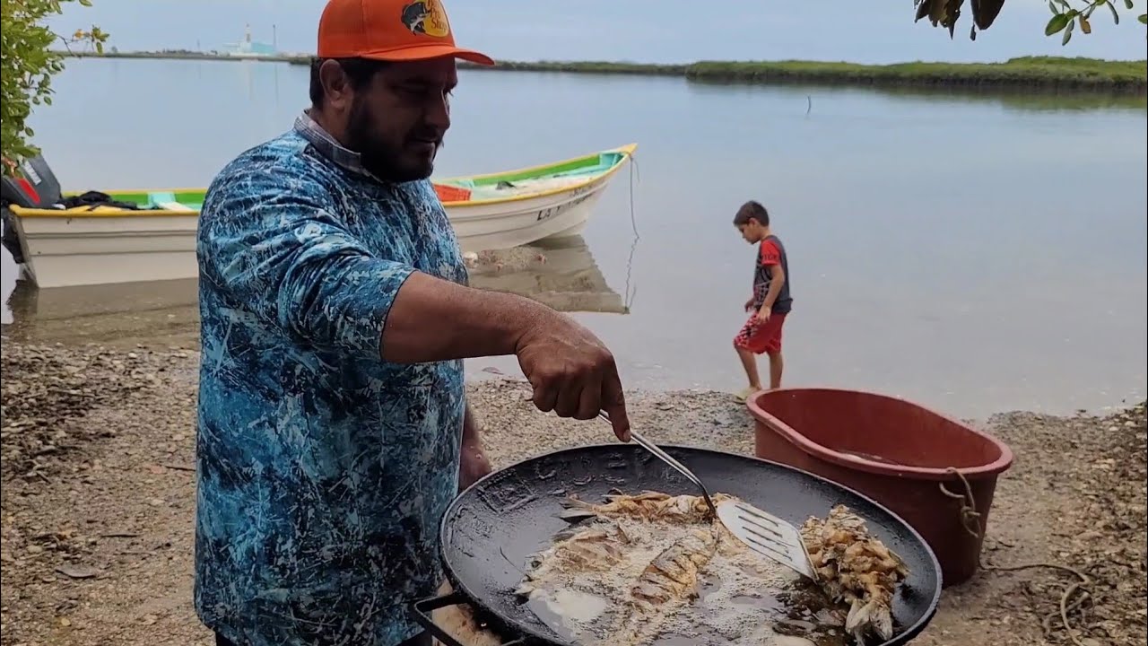 Pesca y pescado frito 😋 a la orilla de la playa 