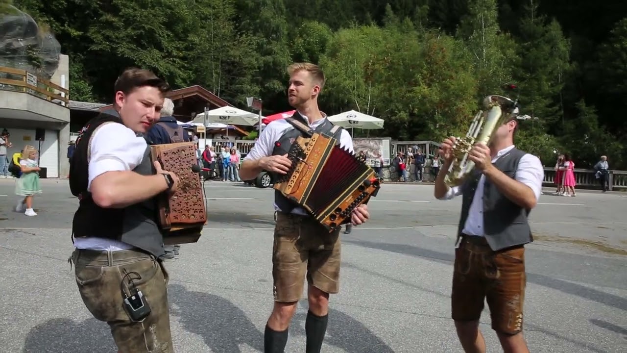 Zamquetscht spielt beim Almabtrieb in Jerzens am 13. September 2025