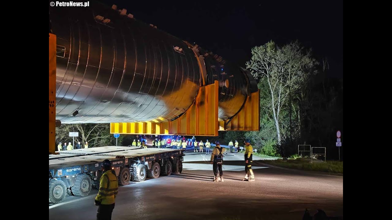 Nocny transport wieży WashTower z nabrzeża w Płocku do ORLENu