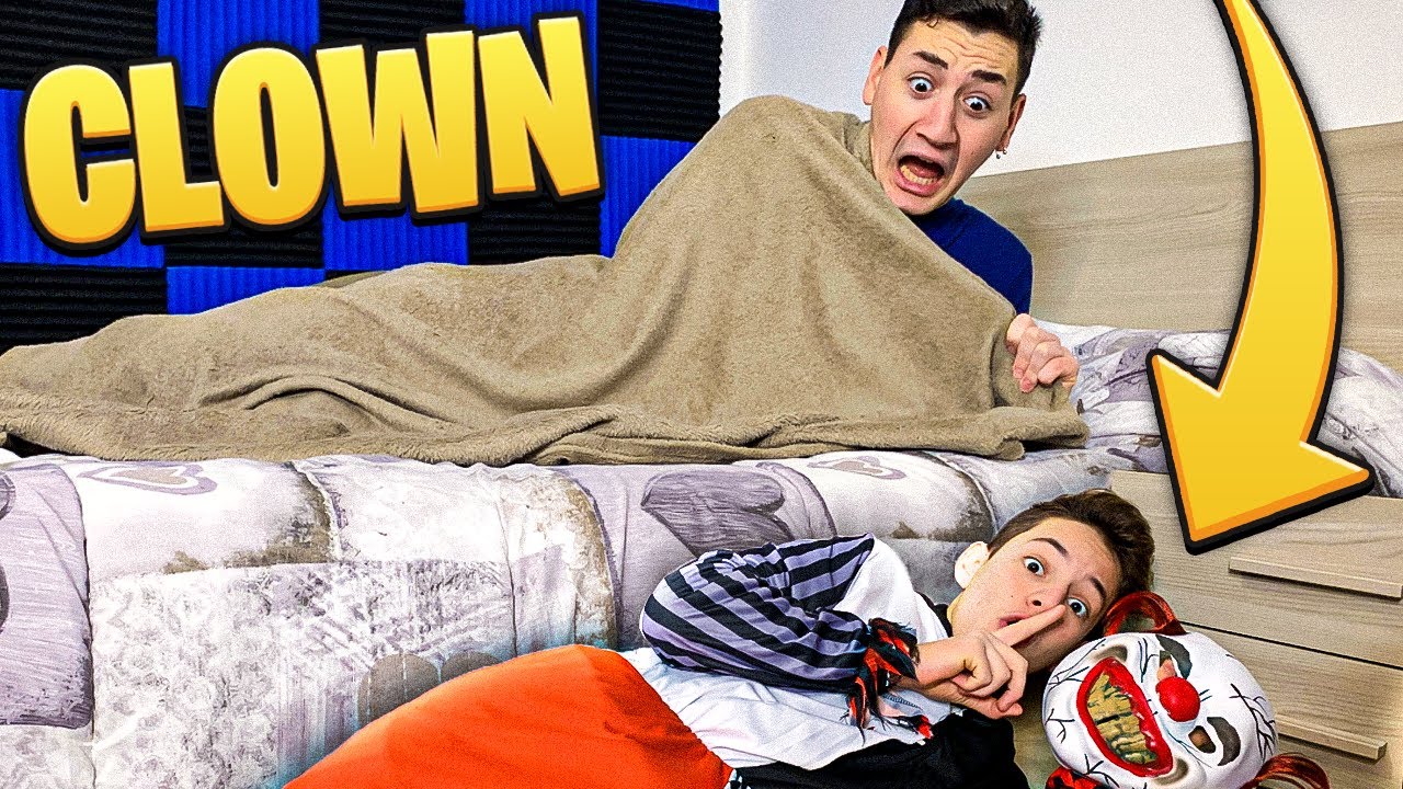 MI FINGO CLOWN 🤡 E MI NASCONDO SOTTO al LETTO di KAZU per 24 ORE! 😂 con I MIEI AMICI