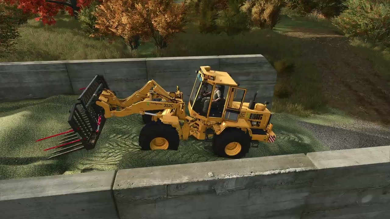 Завоз травы и разравнивание погрузчиком