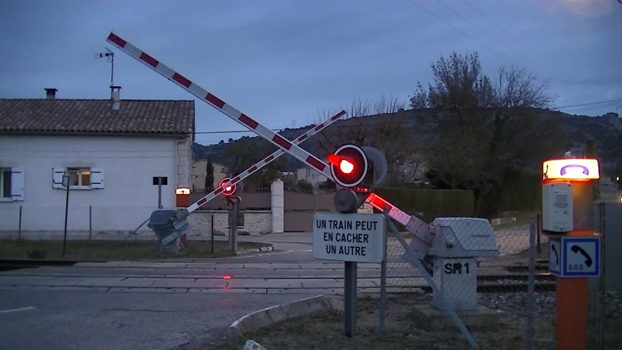 Spoorwegovergang Lamanon (F) // Railroad crossing // Passage à niveau