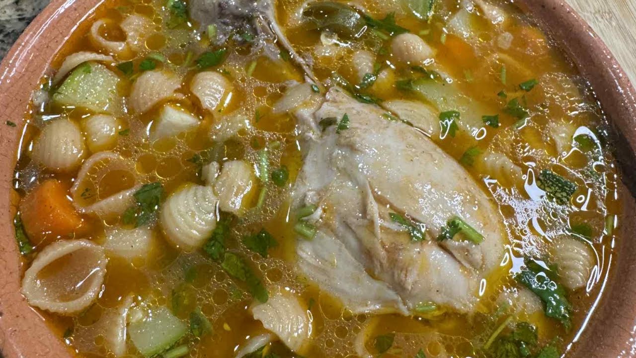 ¡Sopa de conchitas con pollo fácil y deliciosa!