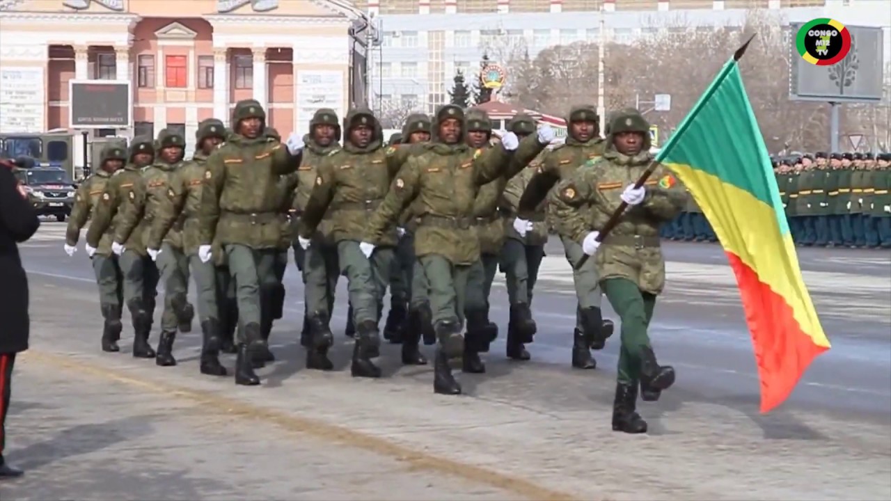Des militaires du Congo défilent à Omsk - Russie avec une chanson militaro-patriotique en français.