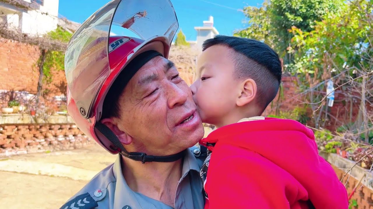爷爷打工回来，孙子举动超暖心，隔辈亲是真的亲