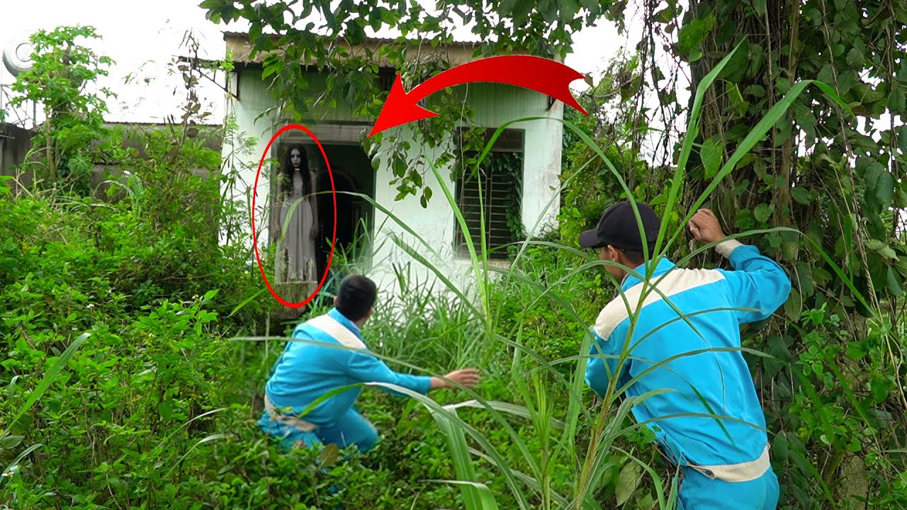 Cleaning Up an Abandoned House Devoured by Nature — Terrifying Moment When a Ghostly Woman Appears!👻