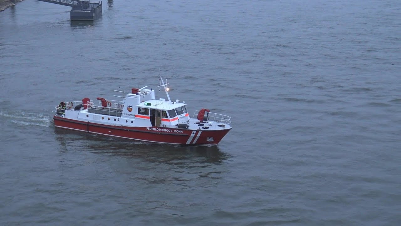 Feuerl&ouml;schboot + Mehrzweckboot Berufsfeuerwehr Bonn r&uuml;cken aus zu Havarie in Bad Honnef am 02.03.19