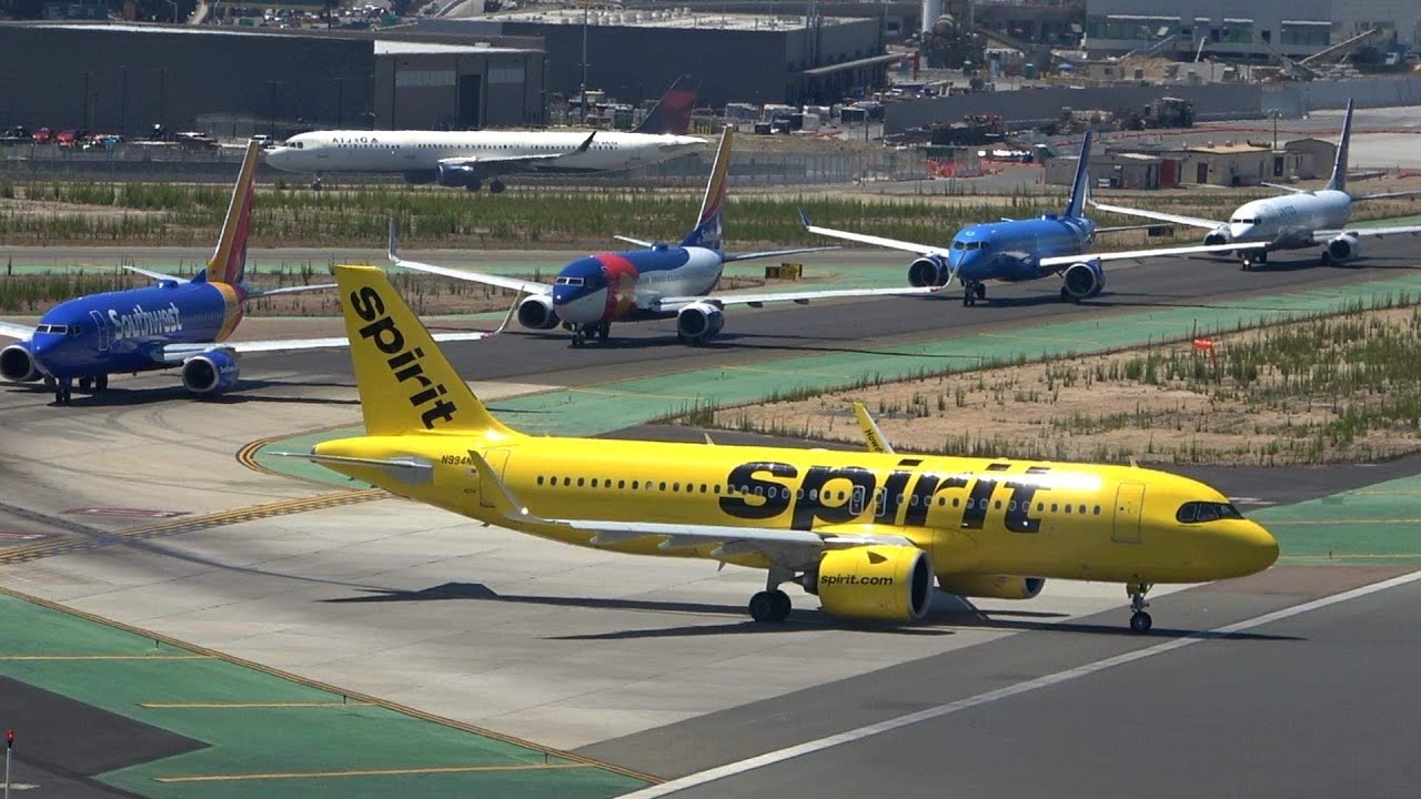 Huge traffic !  SAN DIEGO Airport Plane Spotting 🇺🇸  Rush hour -  Close up Landing / Take off
