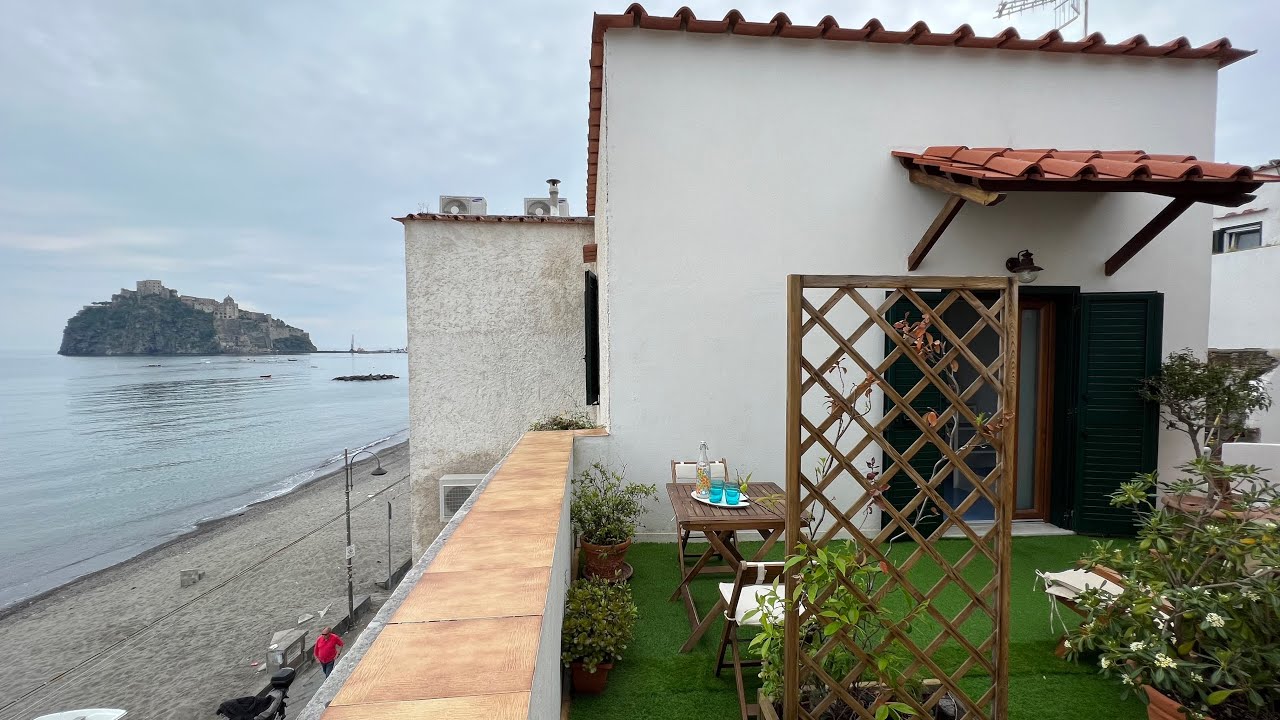 ISCHIA (Spiaggia dei Pescatori) Incantevole Attico sul Mare nella Baia del Castello Aragonese