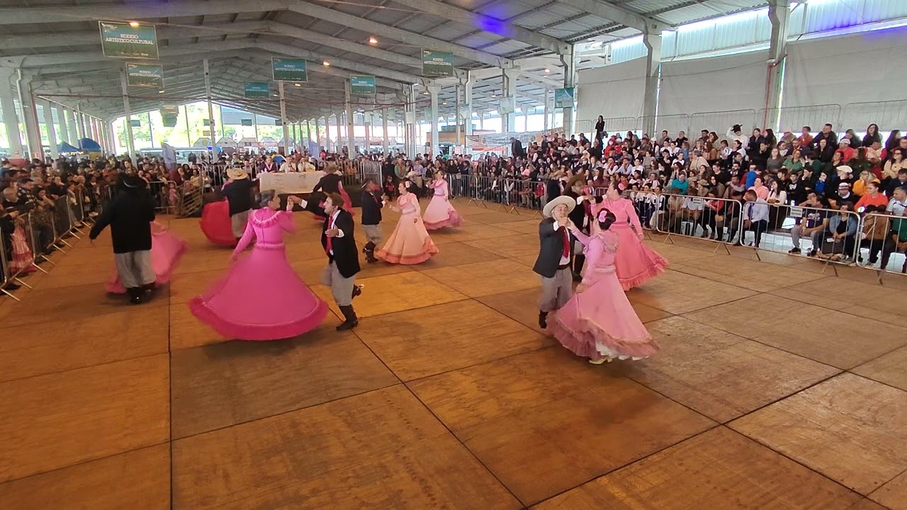 Invernada veterana CTG Porteira Velha no rodeio artistico de Esteio