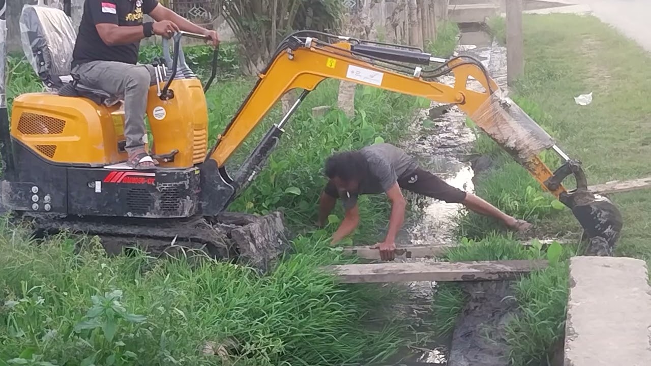 Mini excavator lagi mau nyebrang parit kecil trus mau lanjutin bersih bersih lumpur sisa banjir
