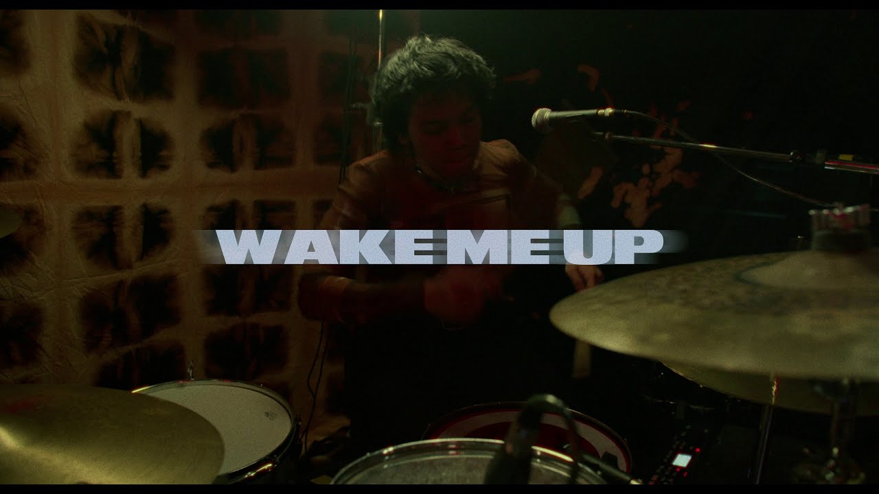 ONE CLICK STRAIGHT - Wake Me Up (Live at The Den)