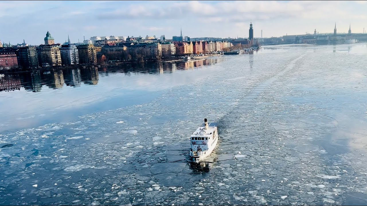 Stockholm Walks: Västerbron. Morning commutes by feet, bike, boat and buss. 