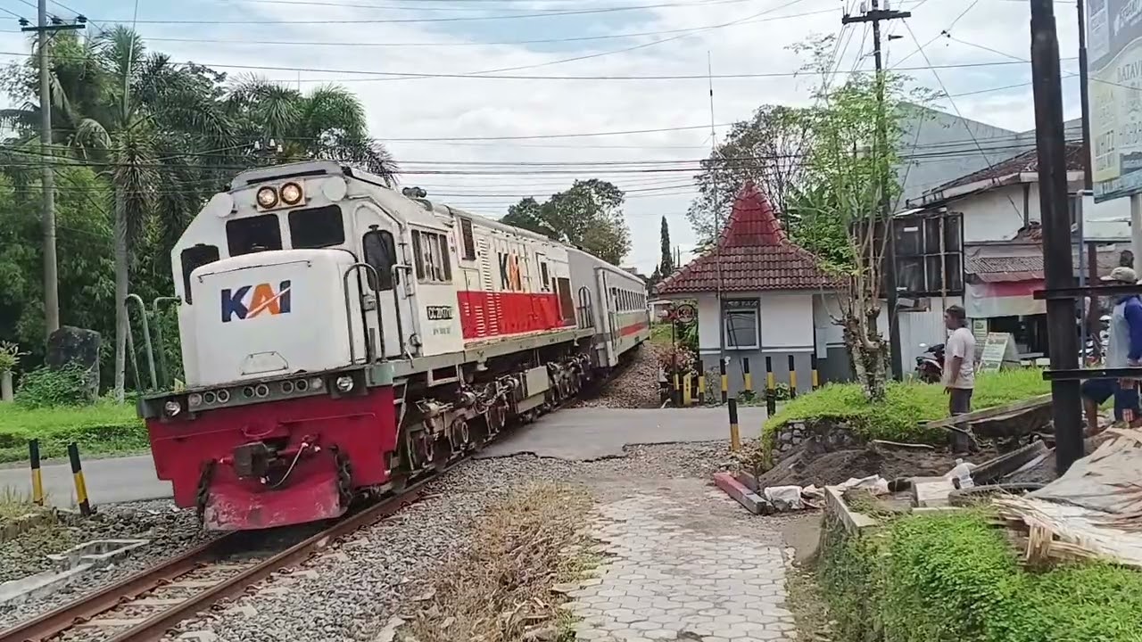 Kedatangan & keberangkatan kereta api Sri Tanjung tujuan Ketapang-yogyakarta 