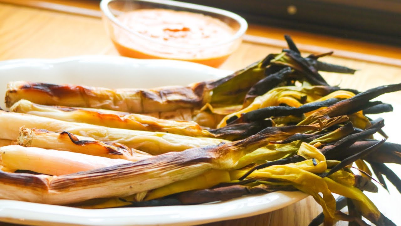 CALÇOTS AL HORNO CON SALSA ROMESCO