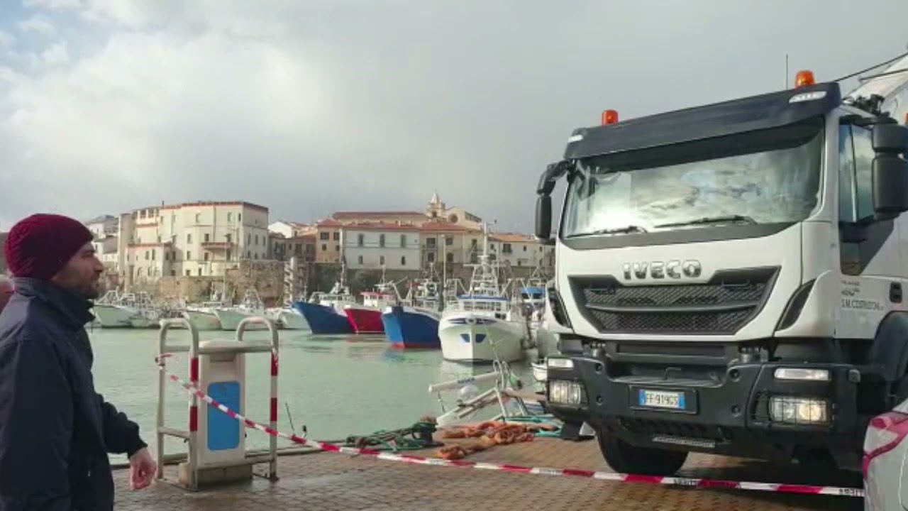 Cedono gli ormeggi al porto: 2 pescherecci portati via dal mare in burrasca.