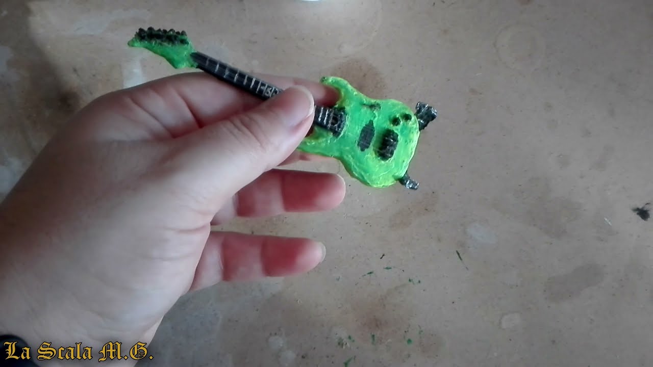 Lo&iuml;c Duruz miniature guitar made with 3d pen.