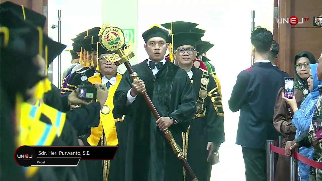 Prosesi Memasuki Ruangan (diiringi Lagu Geudeamus Igitur)