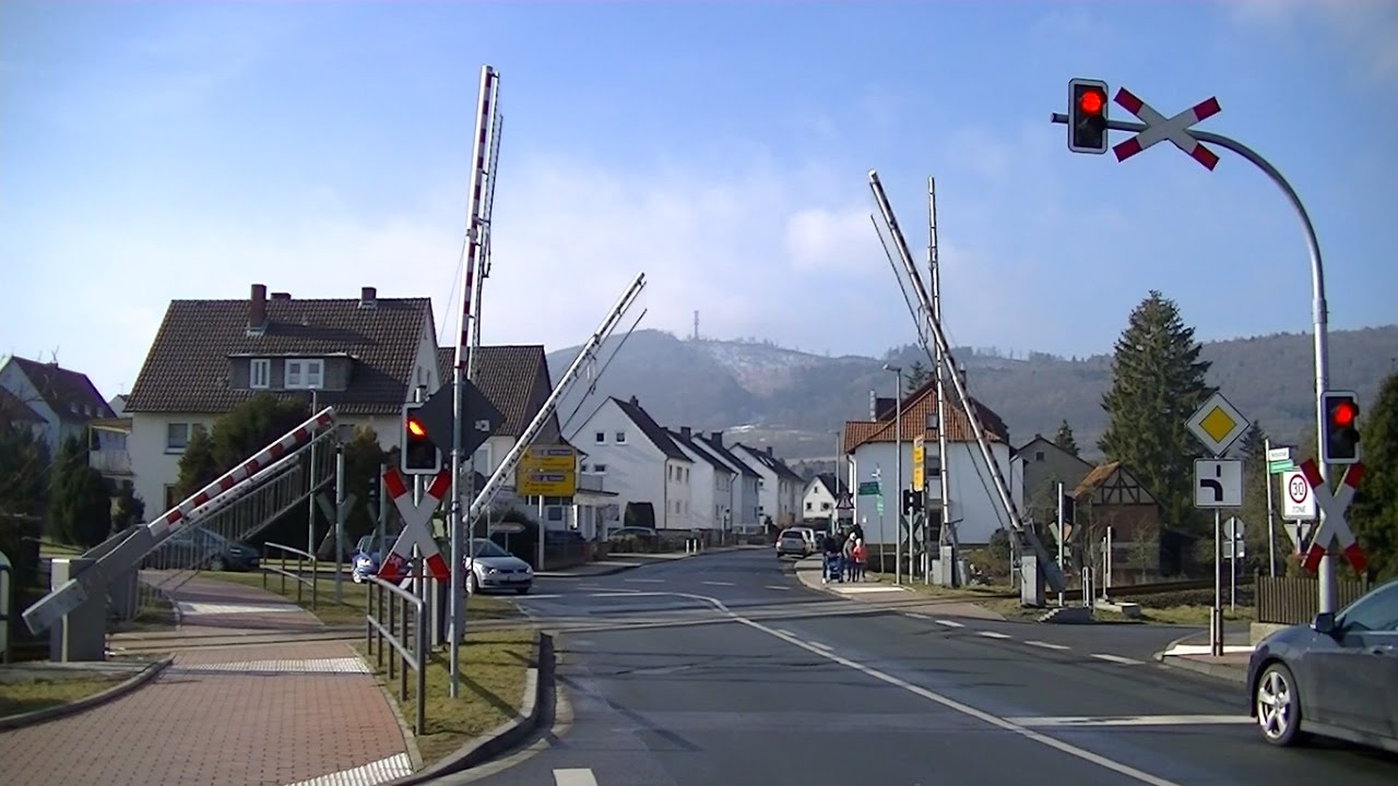 Spoorwegovergang Zierenberg (D) // Railroad crossing // Bahnübergang