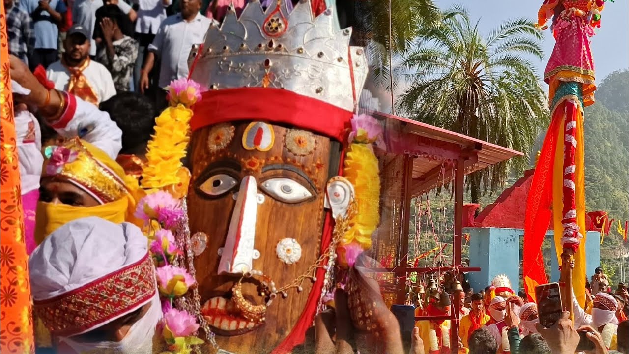 Aj Vijay Dashami ke Pawan parv par ma jilasu sarmola chandika 9 mah devra yatra ke liye Bahar aa gyi