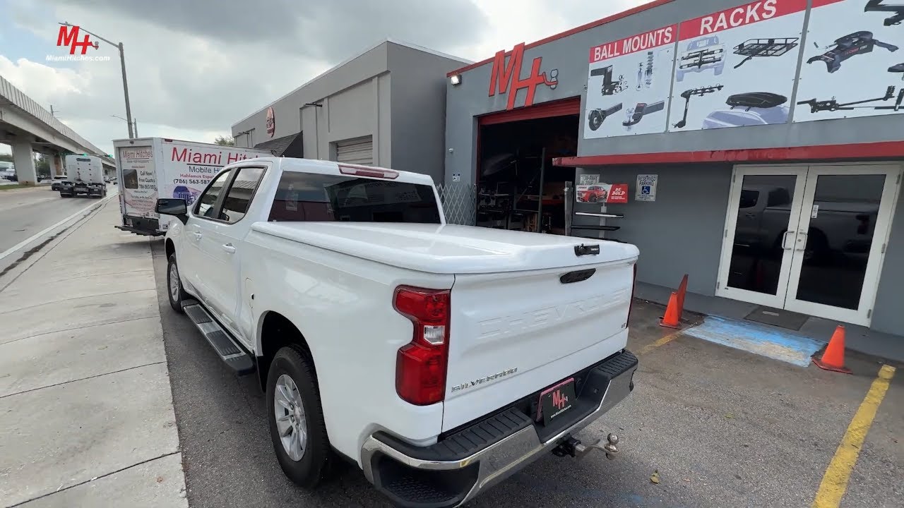 UnderCover Elite LX Truck Bed Cover on a 2024 Chevrolet Silverado 1500