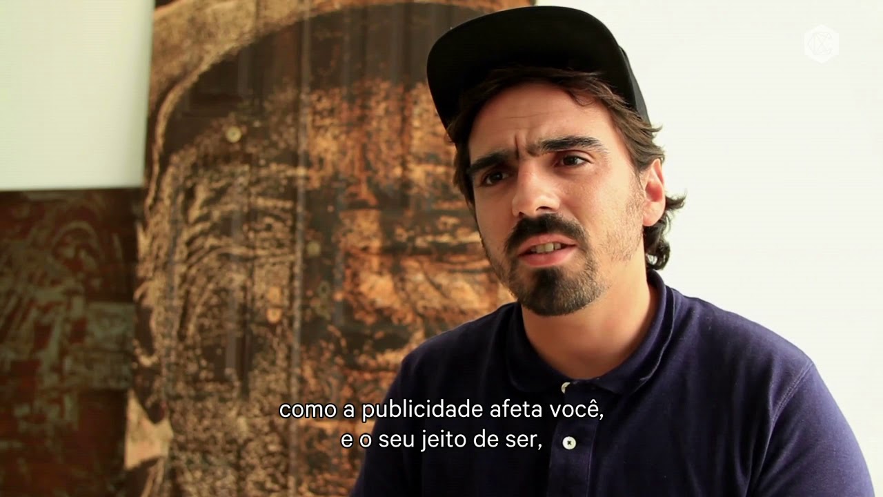 Artista português Vhils esculpe rostos em muros