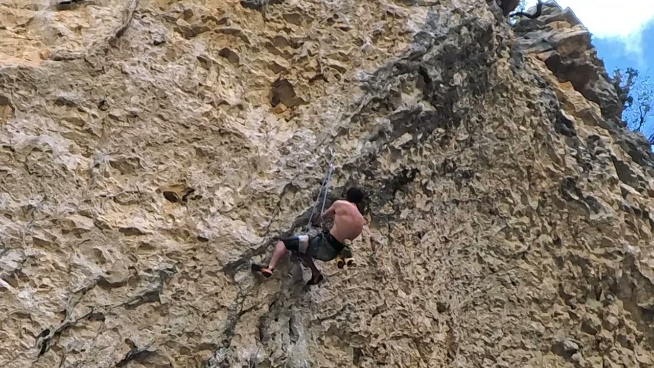 A crabita (5.13b) at Ventanas in Rodellar
