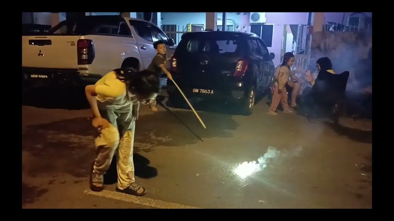 TENGAH MALAM KITA TENGOK ORANG MAIN MERCUN..HAPPY CHINESE NEW YEAR