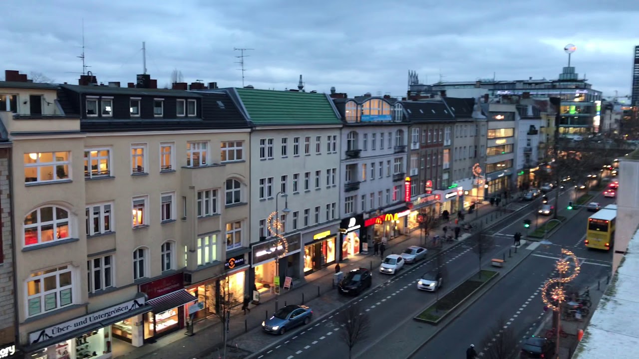 Schlossstrasse in Berlin Steglitz am Abend