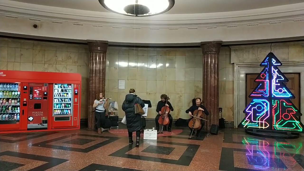 Музыка в метро. Батарейка. Аванзал станции Курская.