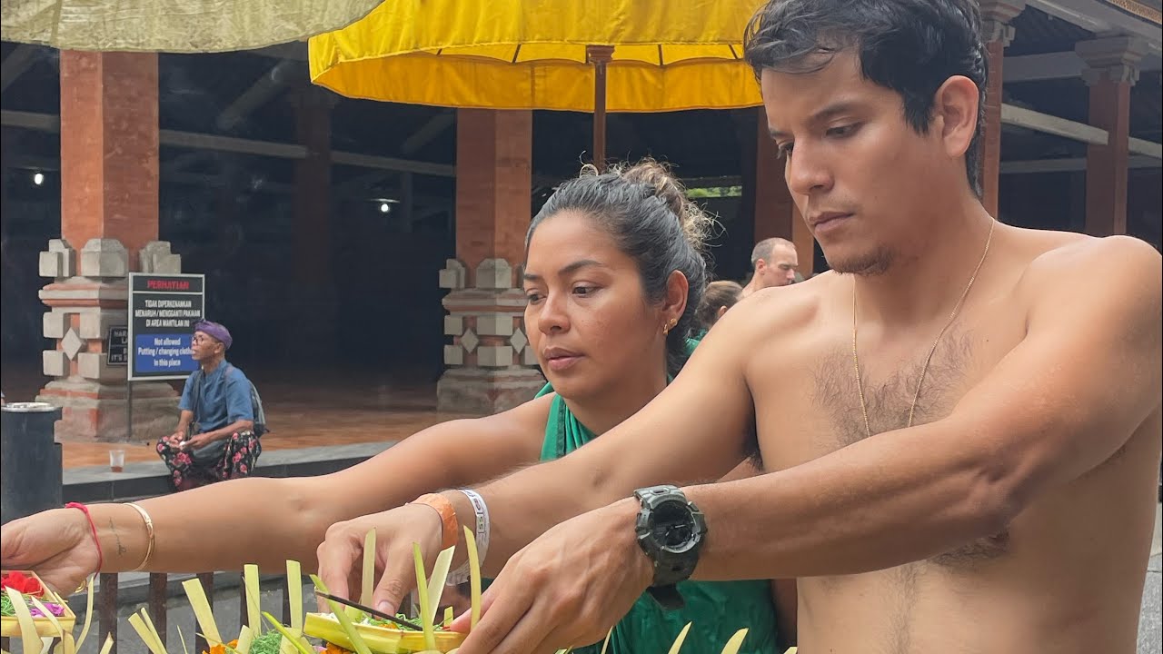 Haciendo el ritual de purificación en el templo Pura Tirtha Empul. Bali-Indonesia 🇮🇩