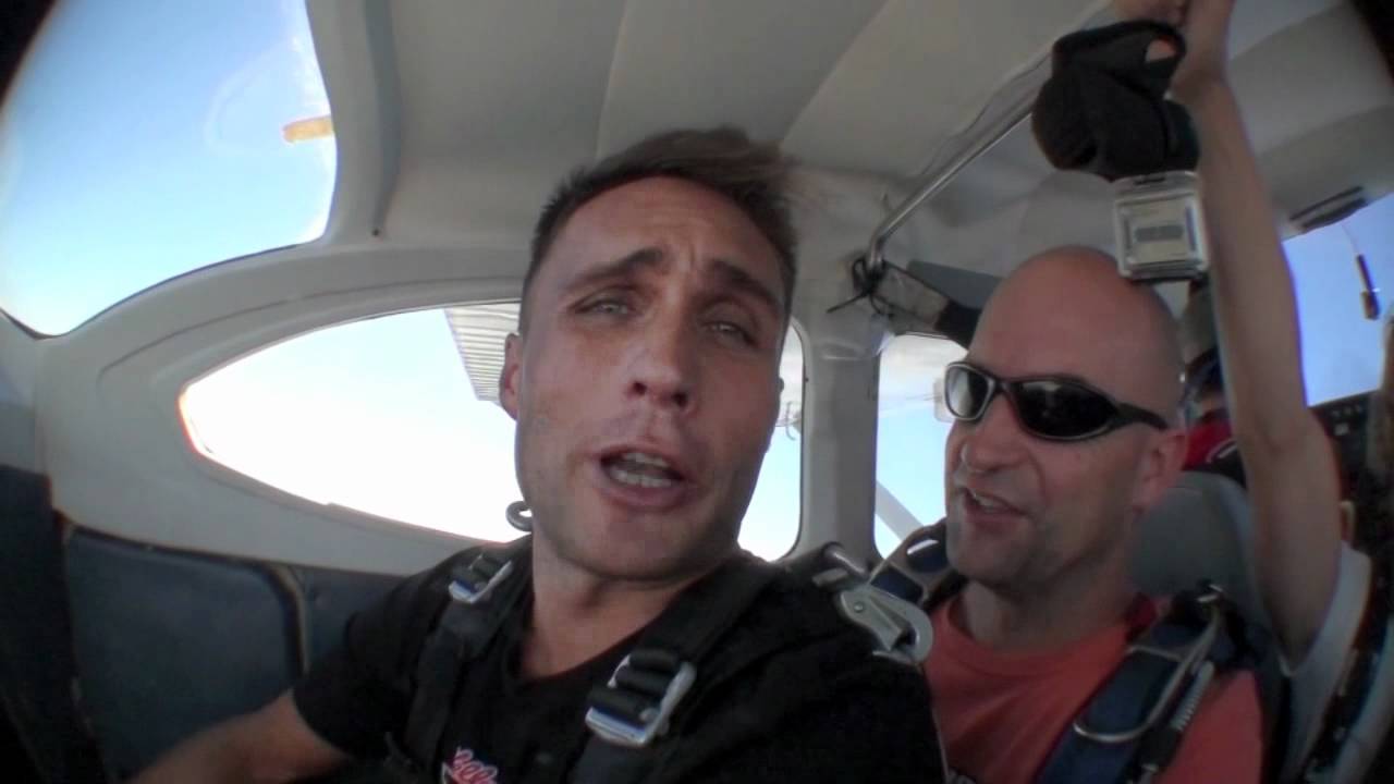 IRON MAN KY HURST - TANDEM SKYDIVE OVER COOLUM BEACH!!!