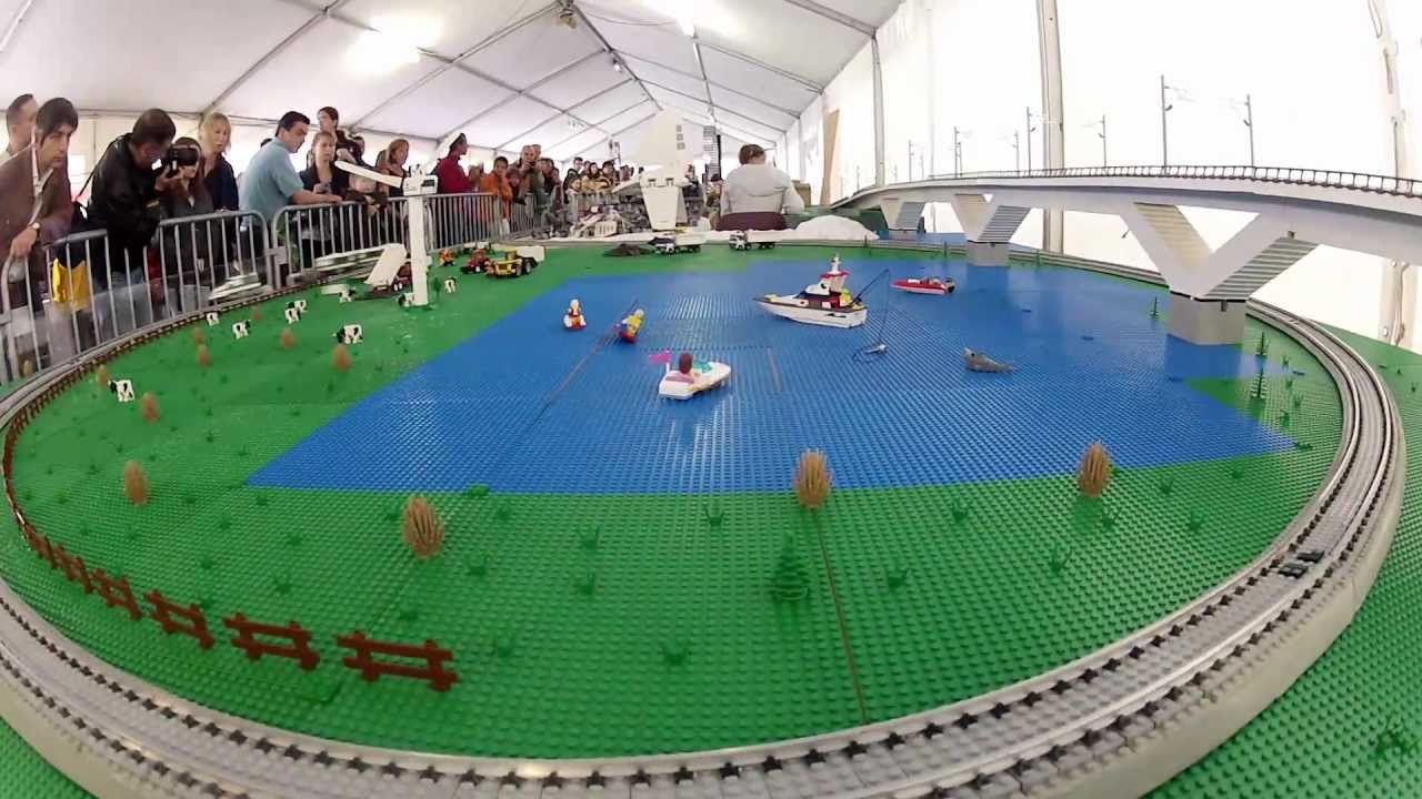 Lego train 4511 et 7938 run and crash on LGV at Fanabriques 2012