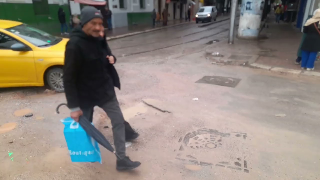 تونس العاصمة تغرق بسبب الأمطار الطوفانية ..انهج وشوارع مغلقه في غياب البلديات ولوناص  