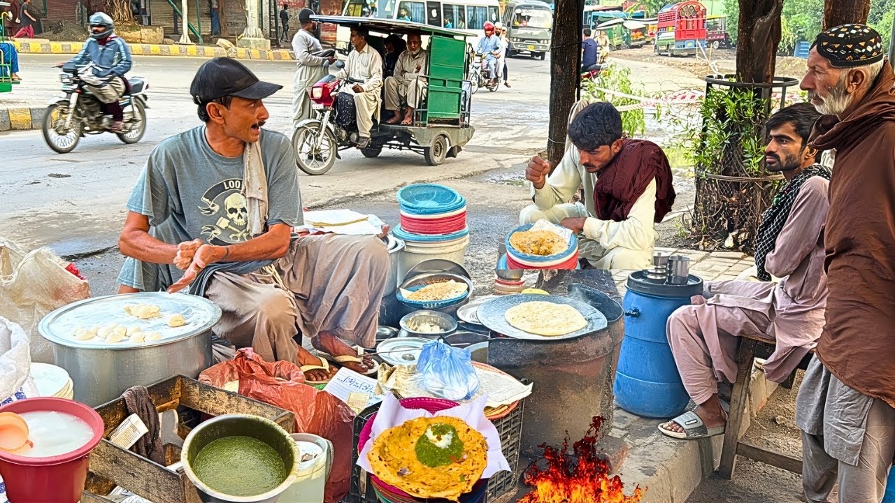 INSANE DESI STREET FOOD OF LAHORE | BILLA’S CHEAP & TASTY SAAG PARATHA | LAHORE’S CHEAPEST BREAKFAST