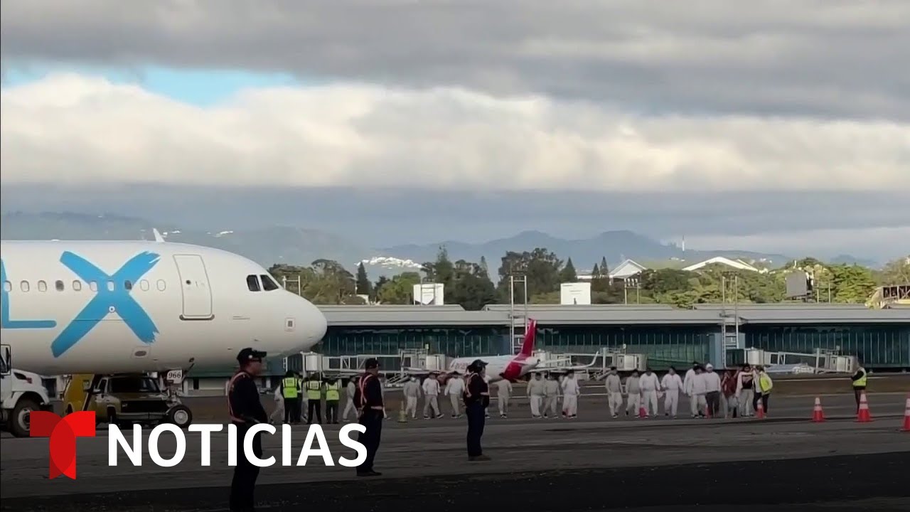 Guatemala recibe a últimos deportados del año, uno dice que no recuerda nada | Noticias Telemundo