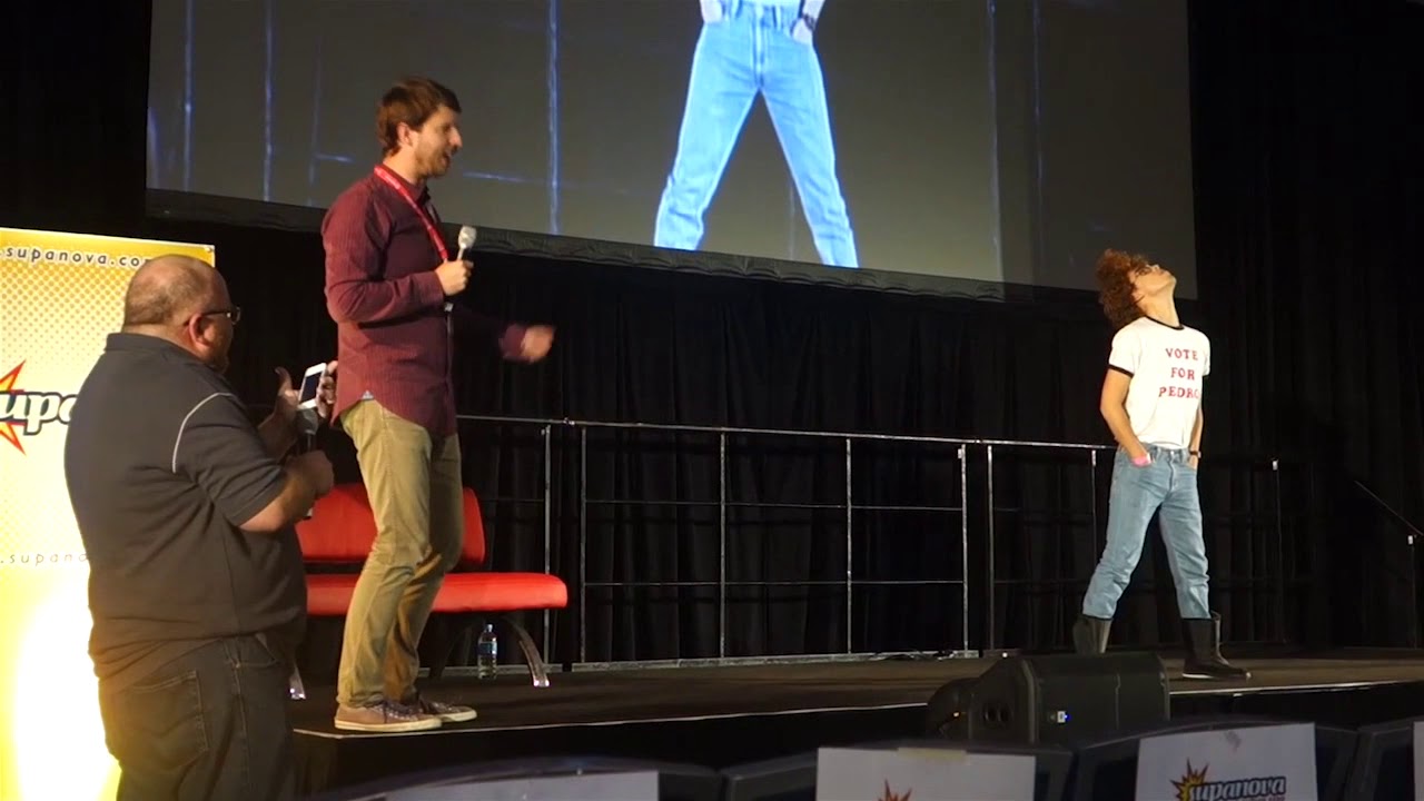 Fan does Napoleon Dynamite Dance in front of Jon Heder! Supanova Sydney