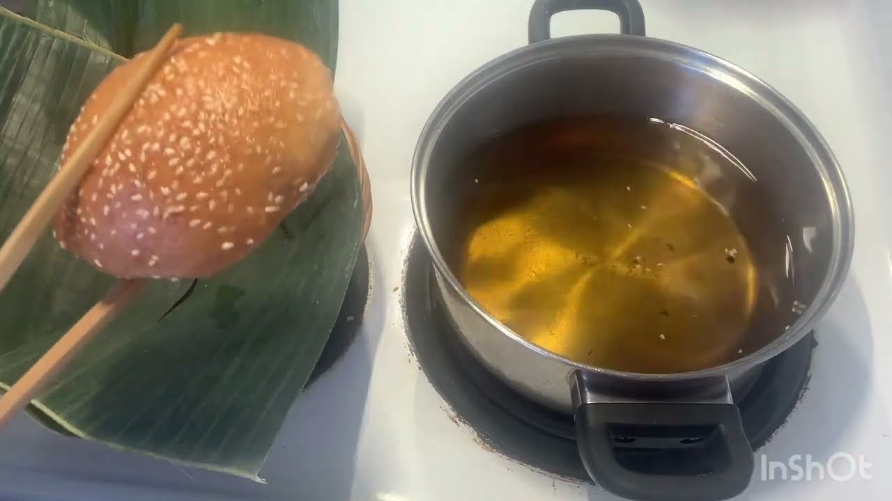 B&aacute;nh ti&ecirc;u kẹp B&aacute;nh b&ograve; - m&oacute;n ăn gắn liền với k&yacute; ức tuổi thơ của nhiều người! 