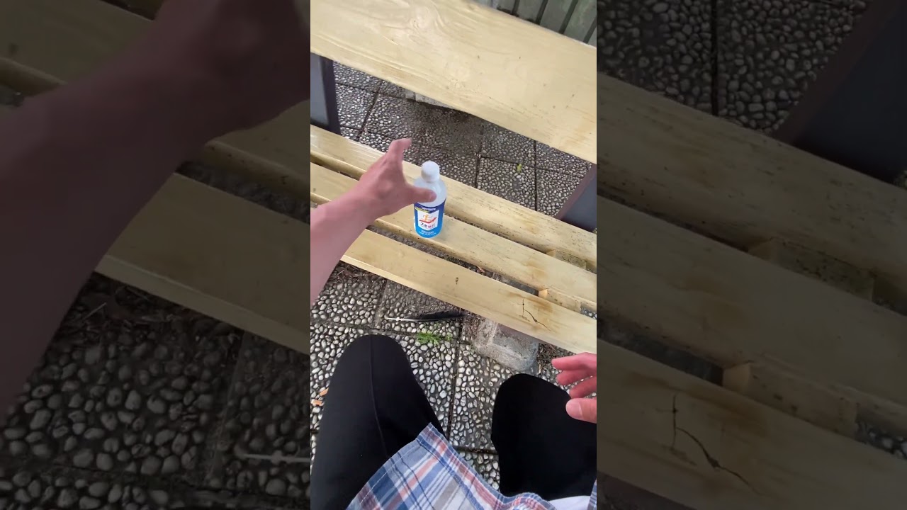 ベンチの左端にコカコーラを置き、真ん中にスポーツドリンクを置いてから右端に座るPlace Cola and sports drink on bench, then sit on far right
