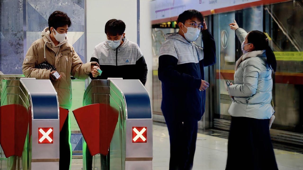 Mentally Disabled Boy First Time Takes the Subway Alone | Social Experiment 遇到低智男孩独自乘坐地铁，温柔小哥哥全程陪伴