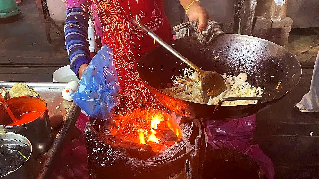 This is PENANG's Legendary BEST Char Kway Teow - 60 Year Famous | New Lane | George Town