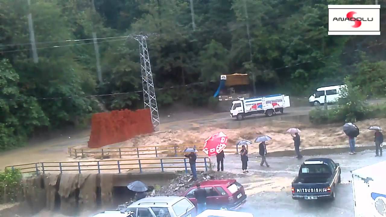 Güreşen köyü köprüsünden taşan sel