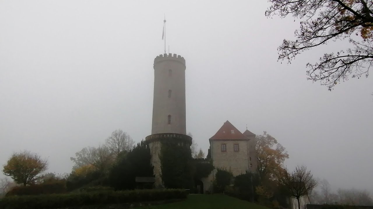 Die Sparrenburg im Nebel