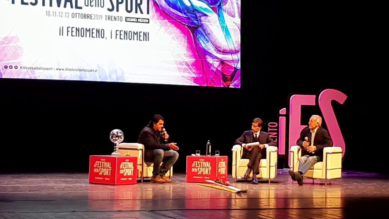 Gli sci di oggi e di ieri: Tomba e Thoeni scherzano a Trento
