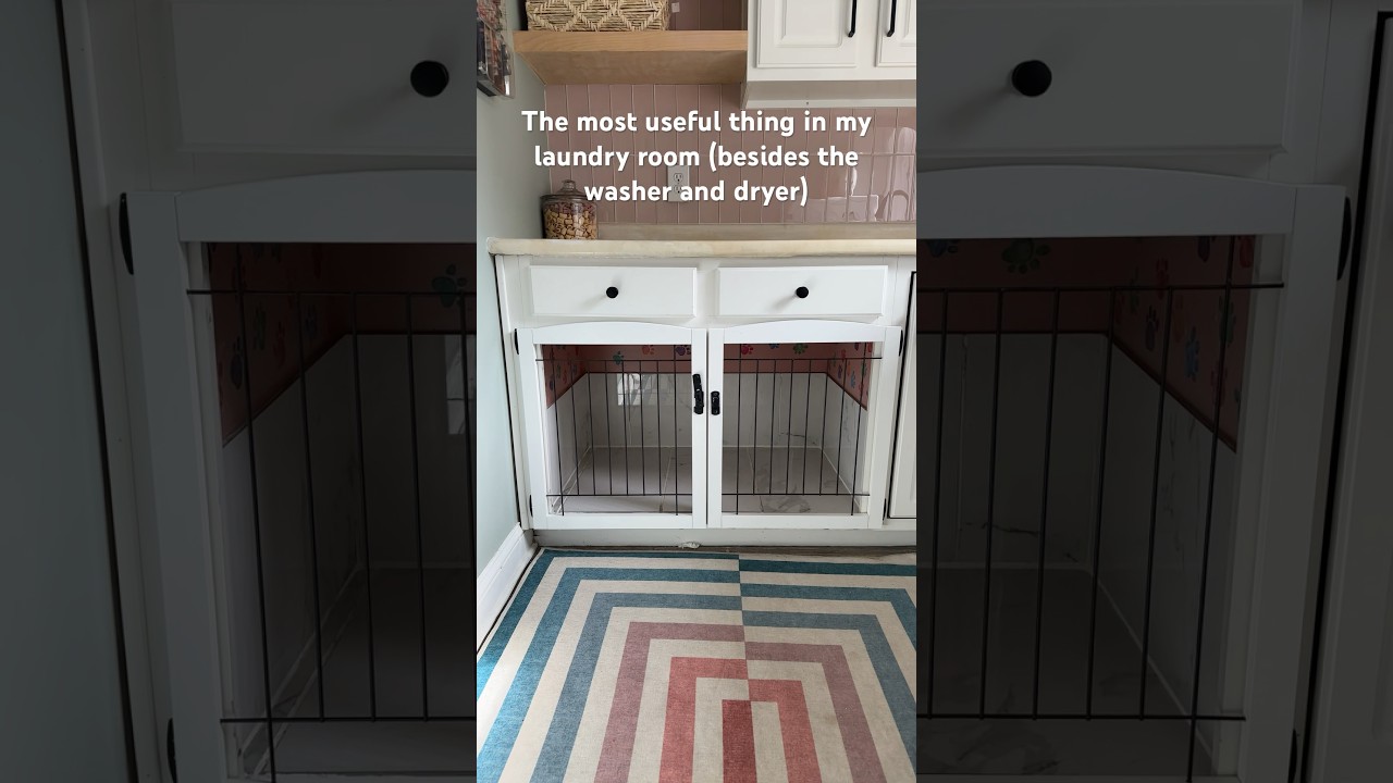 Собачья будка своими руками из шкафа. Для дверей я использовал панели от ворот из магазина HomeGo...